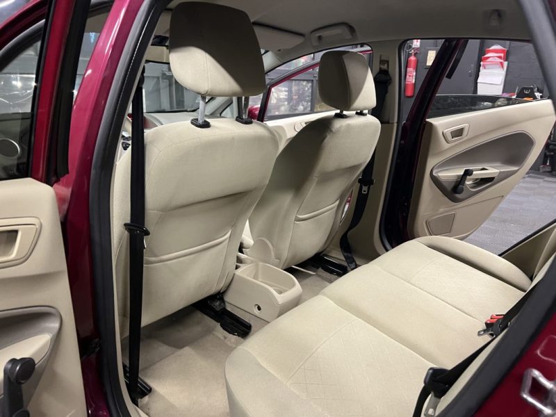 FORD FIESTA 5 V GHIA 1.4 TDCI 70 Cv FRAIS A PREVOIR / LIRE L ANNONCE