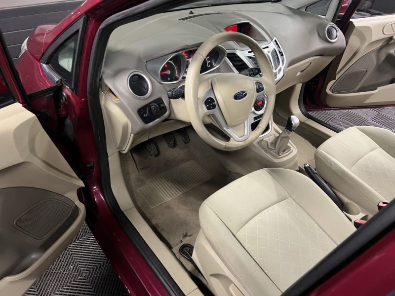 FORD FIESTA 5 V GHIA 1.4 TDCI 70 Cv FRAIS A PREVOIR / LIRE L ANNONCE