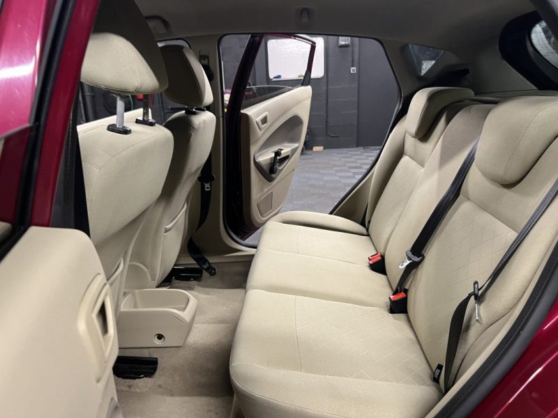 FORD FIESTA 5 V GHIA 1.4 TDCI 70 Cv FRAIS A PREVOIR / LIRE L ANNONCE