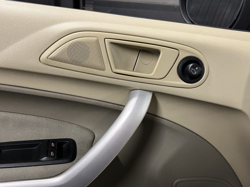 FORD FIESTA 5 V GHIA 1.4 TDCI 70 Cv FRAIS A PREVOIR / LIRE L ANNONCE