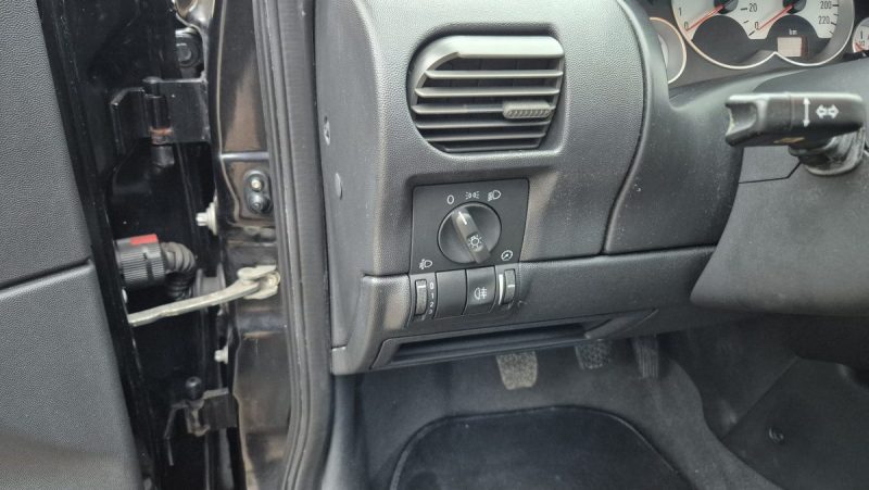 OPEL CORSA 1.2 I 80 CH ESSENTIA 