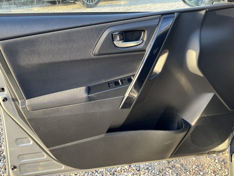 TOYOTA AURIS TOURING SPORTS HSD 136H DESIGN BUSINESS 2016