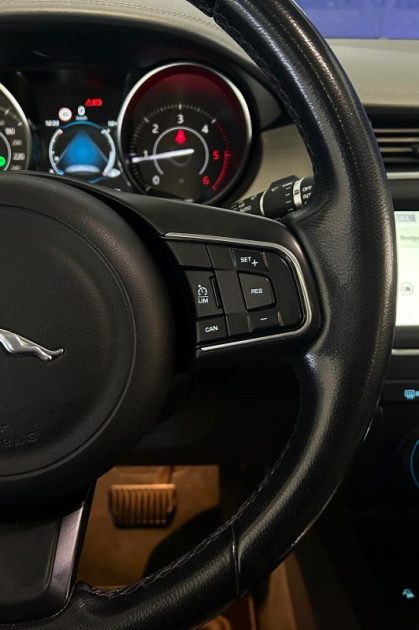 JAGUAR E-PACE D180 AWD 2018 / CAMERA DE RECUL / TOIT PANORAMIQUE / SIEGES ELECTRIQUE