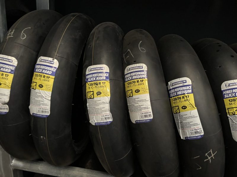 pneus  piste pirelli michelin bridgestone dunlops continental