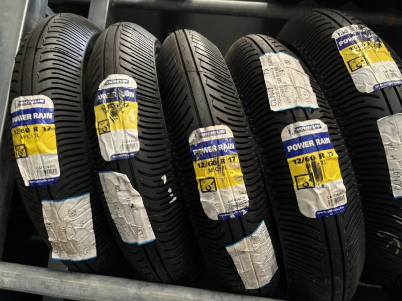 pneus  piste pirelli michelin bridgestone dunlops continental