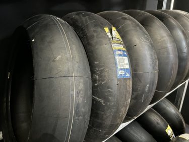 pneus  piste pirelli michelin bridgestone dunlops continental