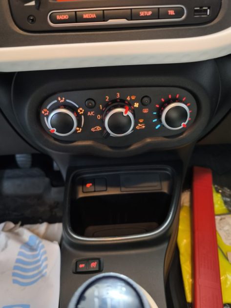 RENAULT TWINGO III 1.0 SCE 65CV FINITION TEAM RUGBY   