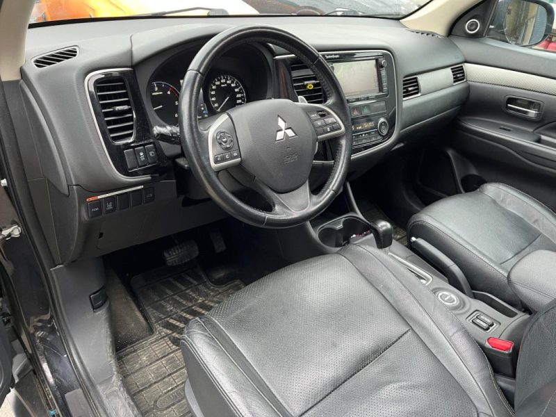 MITSUBISHI OUTLANDER 2.2 DI-D 150 INSTYLE 4WD BVA *** SIÉGE CHAUFFANT/ CAMÉRA DE RECULE ***