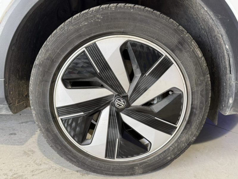 M.G. ZS-EV 177CV LUXURY / PREMIÈRE MAIN