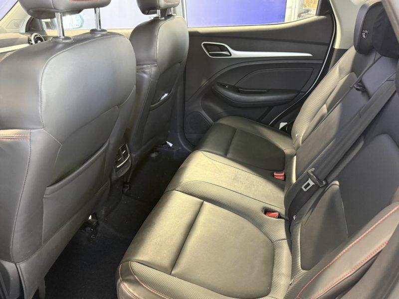 M.G. ZS-EV 177CV LUXURY / PREMIÈRE MAIN