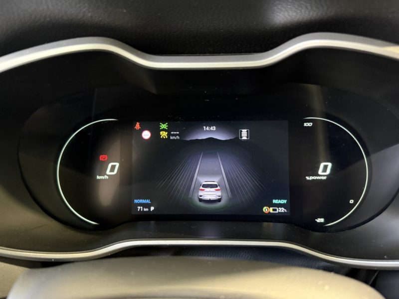 M.G. ZS-EV 177CV LUXURY / PREMIÈRE MAIN