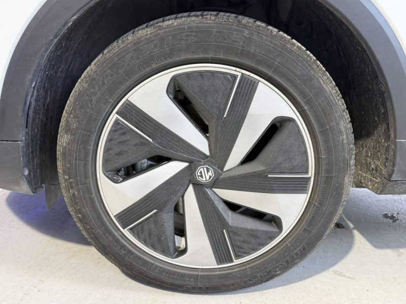 M.G. ZS-EV 177CV LUXURY / PREMIÈRE MAIN