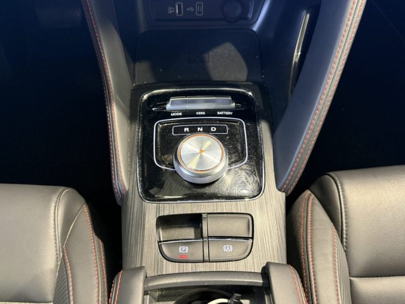 M.G. ZS-EV 177CV LUXURY / PREMIÈRE MAIN