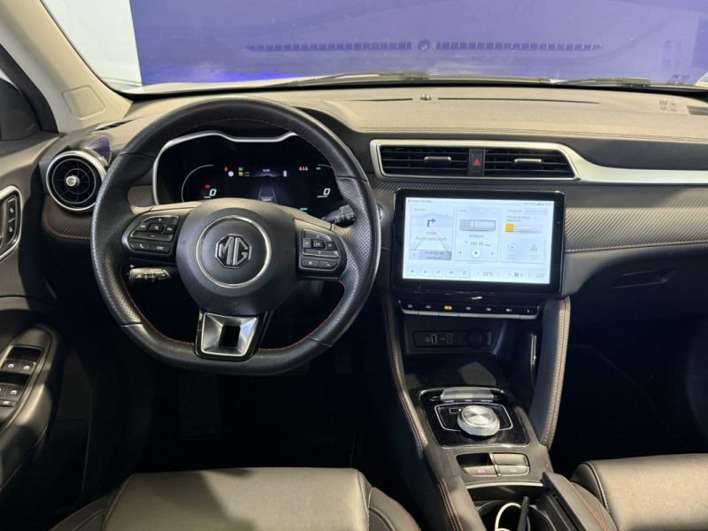 M.G. ZS-EV 177CV LUXURY / PREMIÈRE MAIN