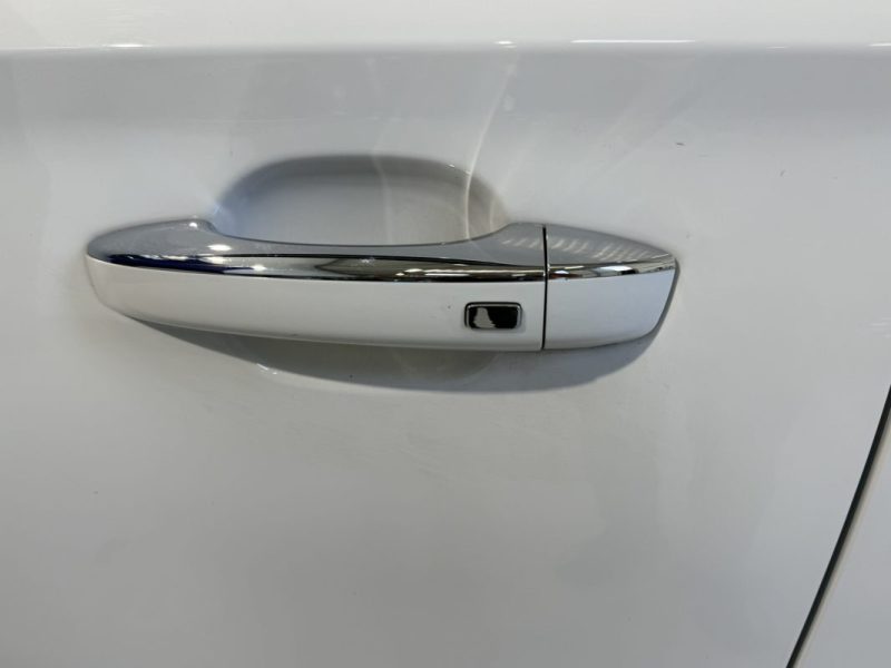 M.G. ZS-EV 177CV LUXURY / PREMIÈRE MAIN