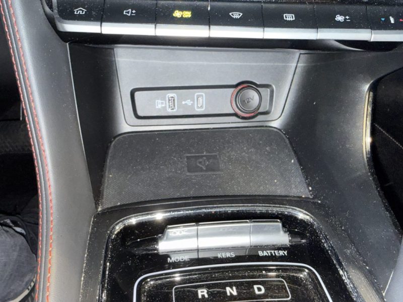 M.G. ZS-EV 177CV LUXURY / PREMIÈRE MAIN