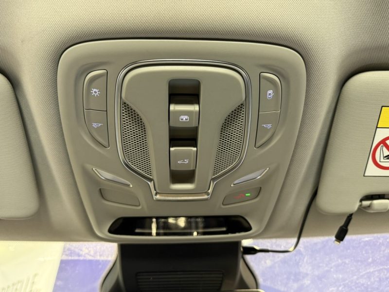 M.G. ZS-EV 177CV LUXURY / PREMIÈRE MAIN