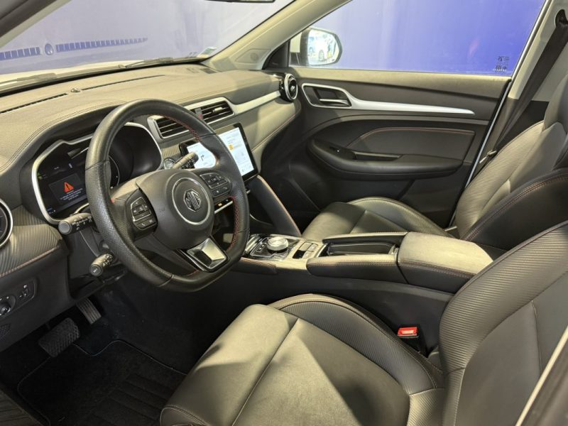 M.G. ZS-EV 177CV LUXURY / PREMIÈRE MAIN