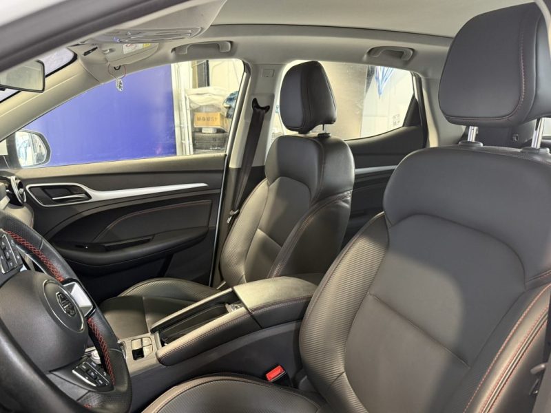 M.G. ZS-EV 177CV LUXURY / PREMIÈRE MAIN