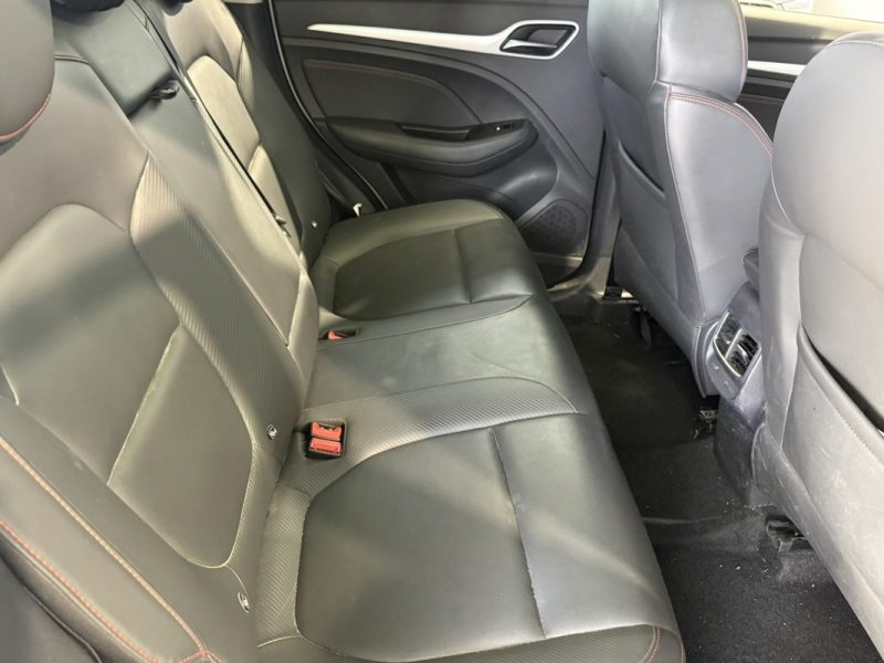 M.G. ZS-EV 177CV LUXURY / PREMIÈRE MAIN