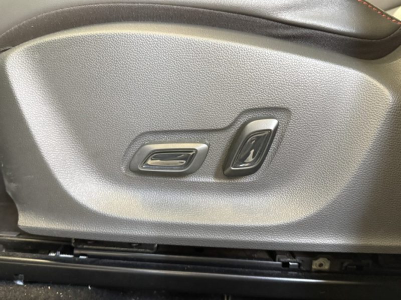 M.G. ZS-EV 177CV LUXURY / PREMIÈRE MAIN