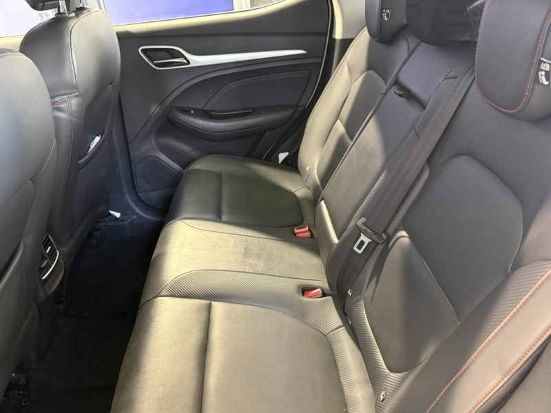 M.G. ZS-EV 177CV LUXURY / PREMIÈRE MAIN