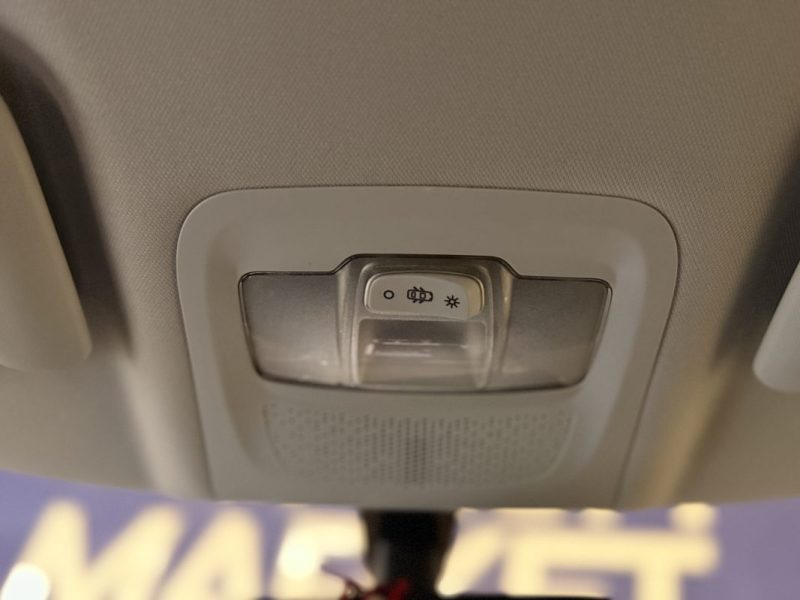 PEUGEOT 2008 / 1.2 L VTi / ESSENCE 82 ch / 2014 / Allure / Attelage / 