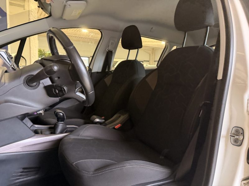 PEUGEOT 2008 / 1.2 L VTi / ESSENCE 82 ch / 2014 / Allure / Attelage / 