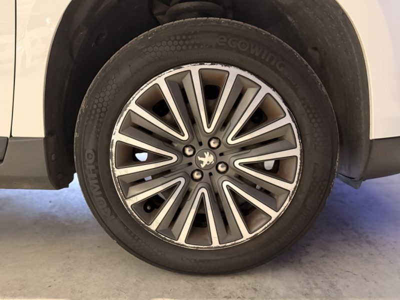 PEUGEOT 2008 / 1.2 L VTi / ESSENCE 82 ch / 2014 / Allure / Attelage / 