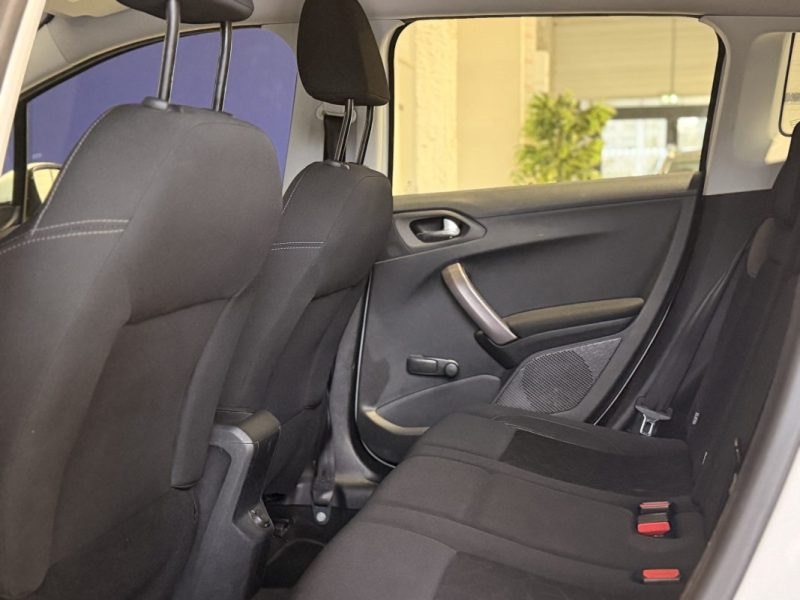 PEUGEOT 2008 / 1.2 L VTi / ESSENCE 82 ch / 2014 / Allure / Attelage / 