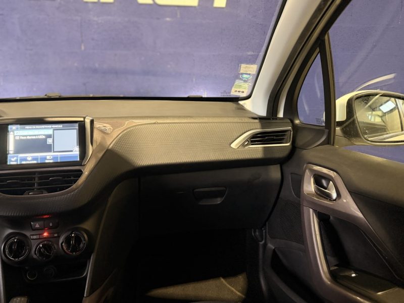 PEUGEOT 2008 / 1.2 L VTi / ESSENCE 82 ch / 2014 / Allure / Attelage / 