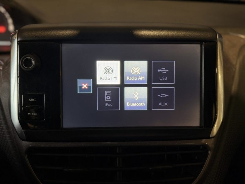 PEUGEOT 2008 / 1.2 L VTi / ESSENCE 82 ch / 2014 / Allure / Attelage / 