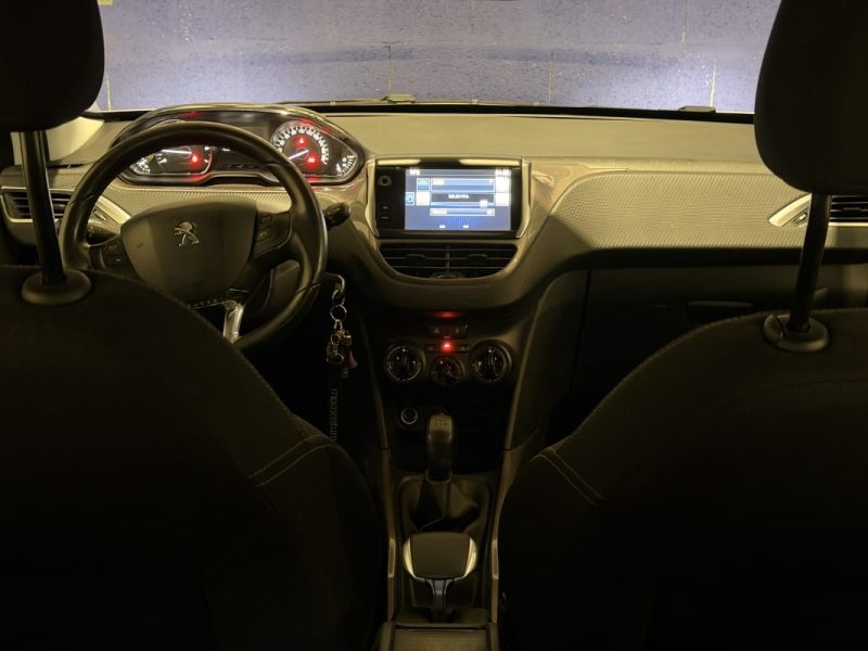 PEUGEOT 2008 / 1.2 L VTi / ESSENCE 82 ch / 2014 / Allure / Attelage / 