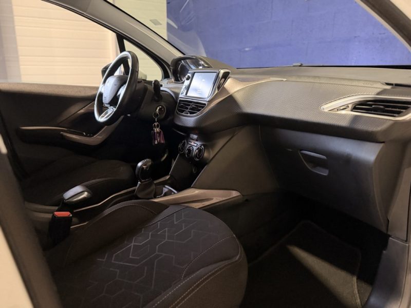 PEUGEOT 2008 / 1.2 L VTi / ESSENCE 82 ch / 2014 / Allure / Attelage / 