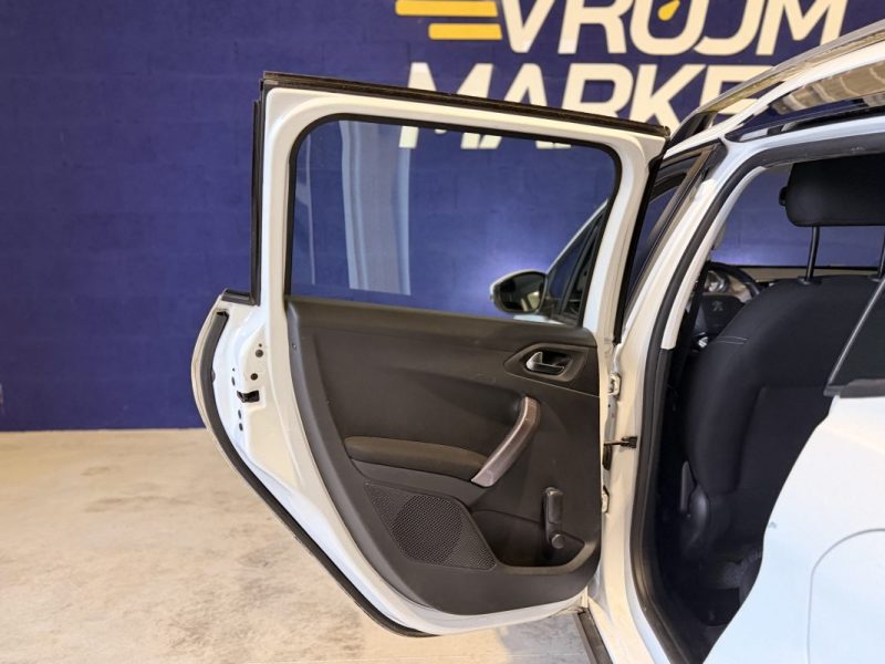 PEUGEOT 2008 / 1.2 L VTi / ESSENCE 82 ch / 2014 / Allure / Attelage / 