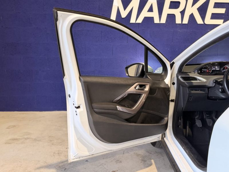 PEUGEOT 2008 / 1.2 L VTi / ESSENCE 82 ch / 2014 / Allure / Attelage / 