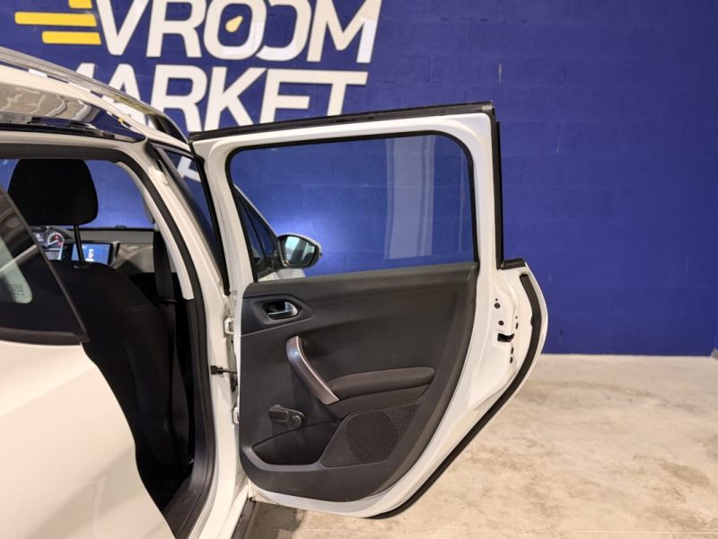 PEUGEOT 2008 / 1.2 L VTi / ESSENCE 82 ch / 2014 / Allure / Attelage / 