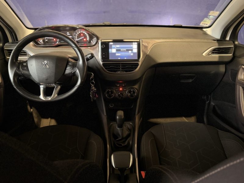 PEUGEOT 2008 / 1.2 L VTi / ESSENCE 82 ch / 2014 / Allure / Attelage / 