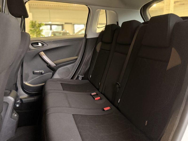 PEUGEOT 2008 / 1.2 L VTi / ESSENCE 82 ch / 2014 / Allure / Attelage / 
