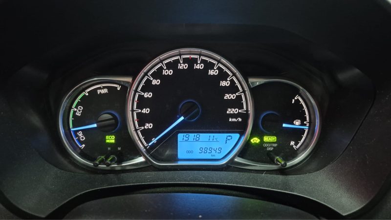 TOYOTA YARIS BERLINE HYBRIDE 100cv FRANCE BUSINESS/1 ERE MAIN/TVA RECUPERABLE