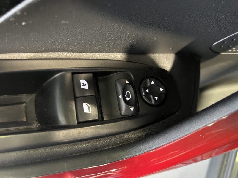 PEUGEOT 208 GTI 1.6 THP 200CH / SUIVI COMPLET / TOIT PANORAMIQUE / SYSTÈME AUDIO JBL