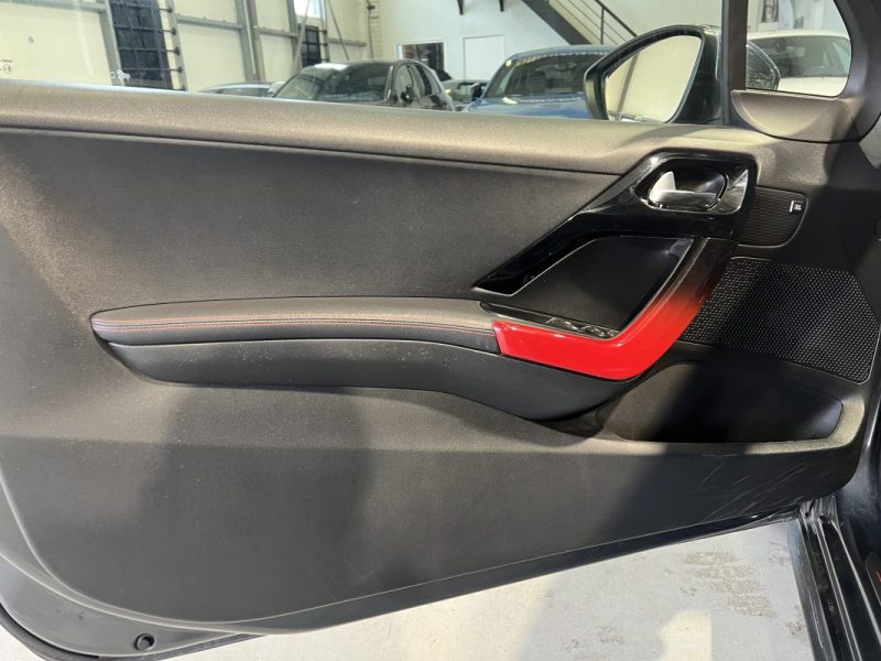 PEUGEOT 208 GTI 1.6 THP 200CH / SUIVI COMPLET / TOIT PANORAMIQUE / SYSTÈME AUDIO JBL