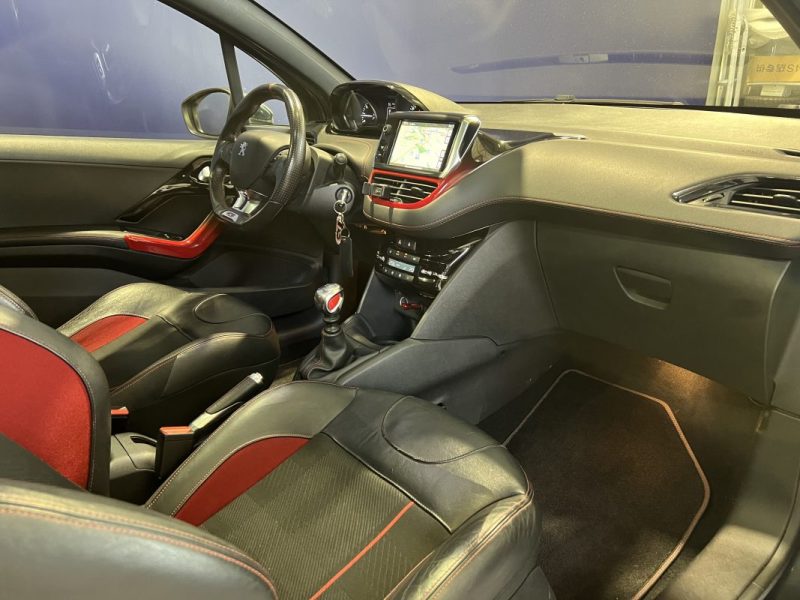 PEUGEOT 208 GTI 1.6 THP 200CH / SUIVI COMPLET / TOIT PANORAMIQUE / SYSTÈME AUDIO JBL