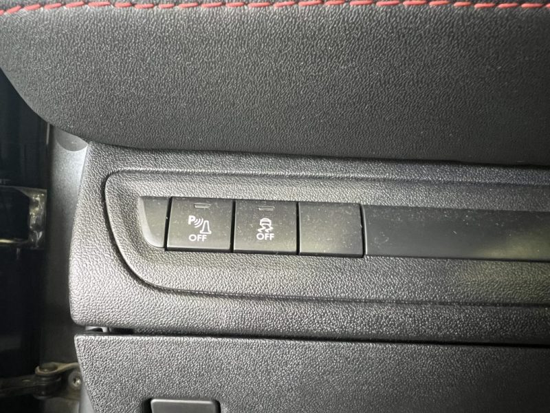 PEUGEOT 208 GTI 1.6 THP 200CH / SUIVI COMPLET / TOIT PANORAMIQUE / SYSTÈME AUDIO JBL
