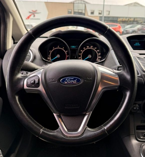 FORD FIESTA 1.25 82CH VIDANGE OK - SIEGE CHAUFFANT - IDEAL JEUNE CONDUCTEUR  2015