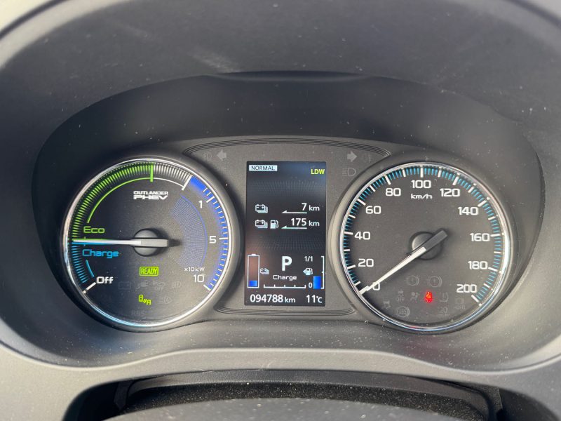 MITSUBISHI OUTLANDER III 2.4 HYBRID 4WD 224 CH TWIN MOTOR INSTYLE TOIT OUVRANT GARANTIE 12 MOIS 