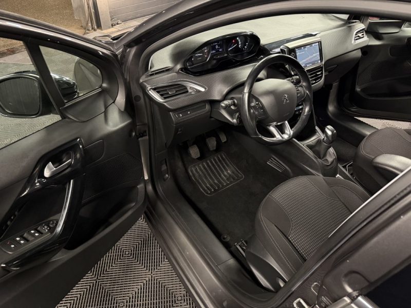 PEUGEOT 208 PHASE 2 ALLURE 1.2 82 Cv ECRAN GPS APPLE CARPLAY & ANDROID AUTO - GARANTIE 1 AN