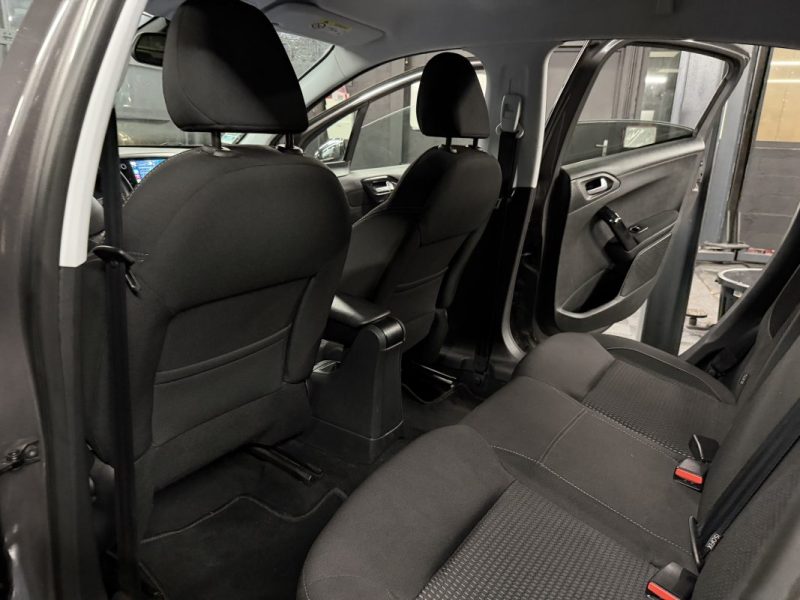 PEUGEOT 208 PHASE 2 ALLURE 1.2 82 Cv ECRAN GPS APPLE CARPLAY & ANDROID AUTO - GARANTIE 1 AN