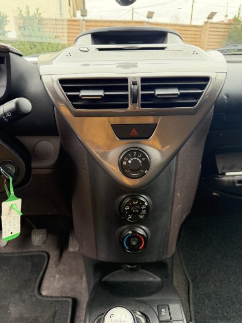 TOYOTA iQ iQ 68 VVT-i - 71 100Kms - Premier Main - 4 Place - Parfait Etat - Distrib ok - Suivit Comp
