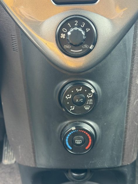 TOYOTA iQ iQ 68 VVT-i - 71 100Kms - Premier Main - 4 Place - Parfait Etat - Distrib ok - Suivit Comp